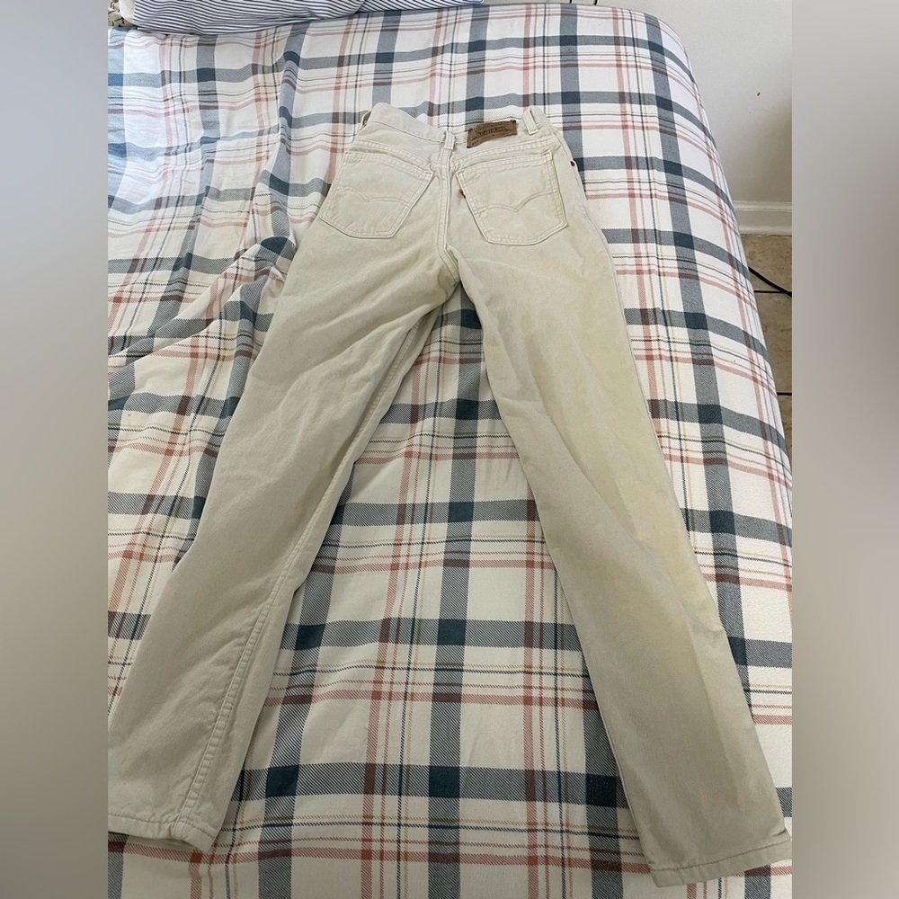 White/tan Levi straight jeans. Size 25